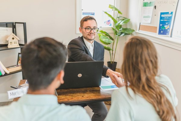 What should be included in a successful pitch to investors?